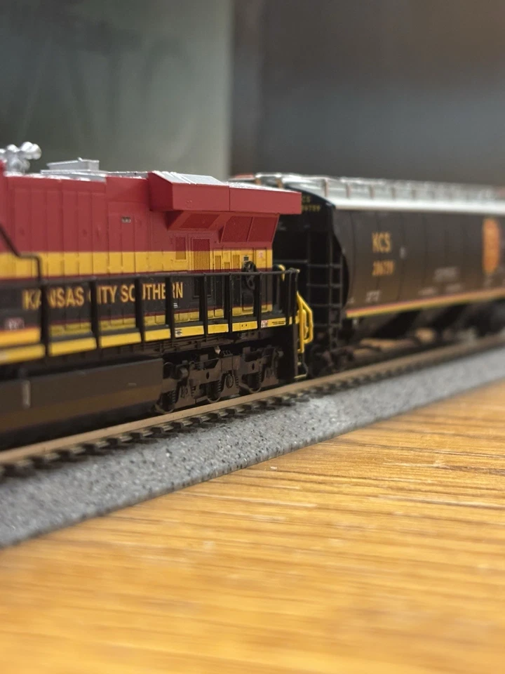 FVM N Scale Kcs ES44AC Locomotive W/dcc & Hopper Car - Image 3 of 4