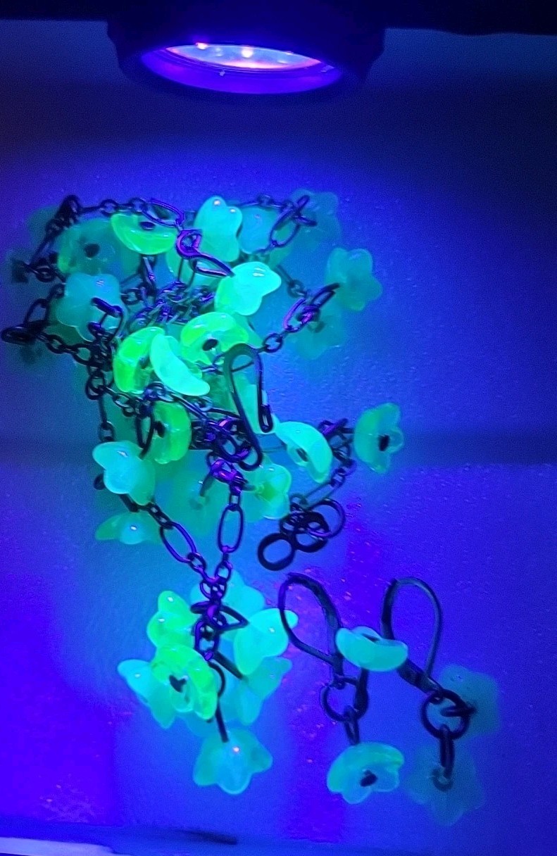 VINTAGE OPAL GREEN URANIUM GLASS FLOWER CLUSTER N… - image 11