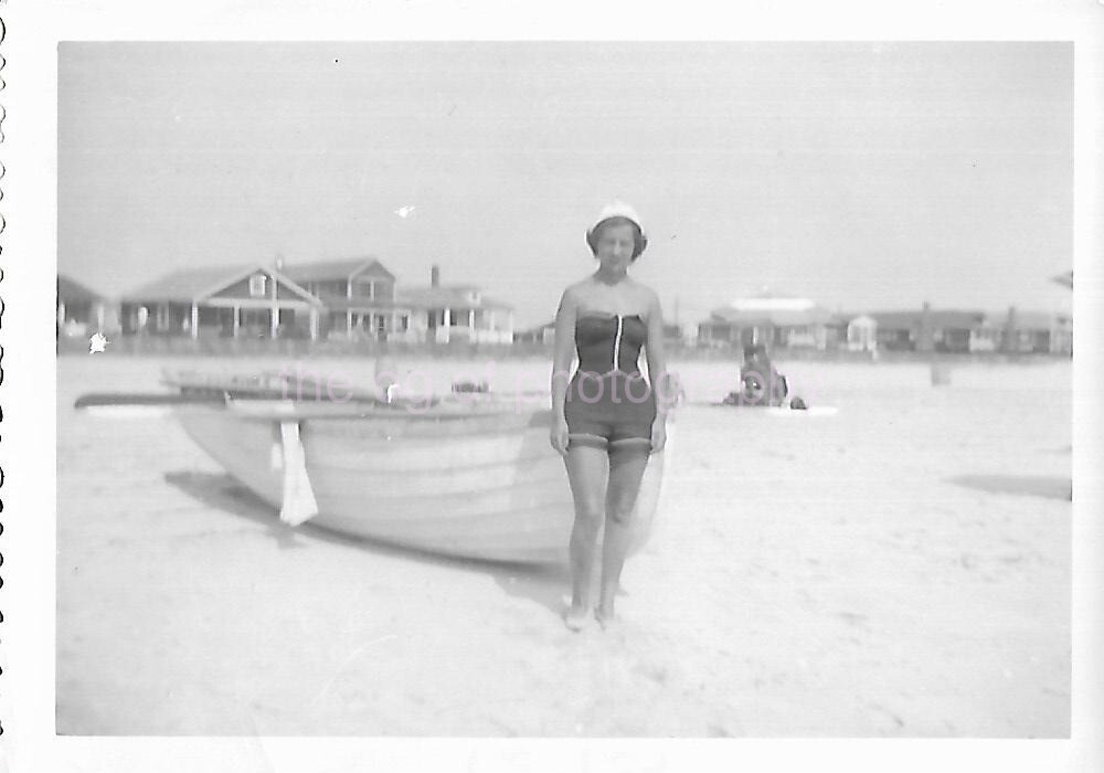 SWIMSUIT WOMAN Beach Girl FOUND PHOTOGRAPH Black And White ORIGINAL 412 51 L-image