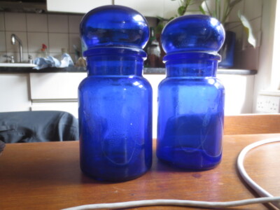 VINTAGE BELGISCHES MILCHGLAS X 2 - BLAUE APOTHEKERFARBE