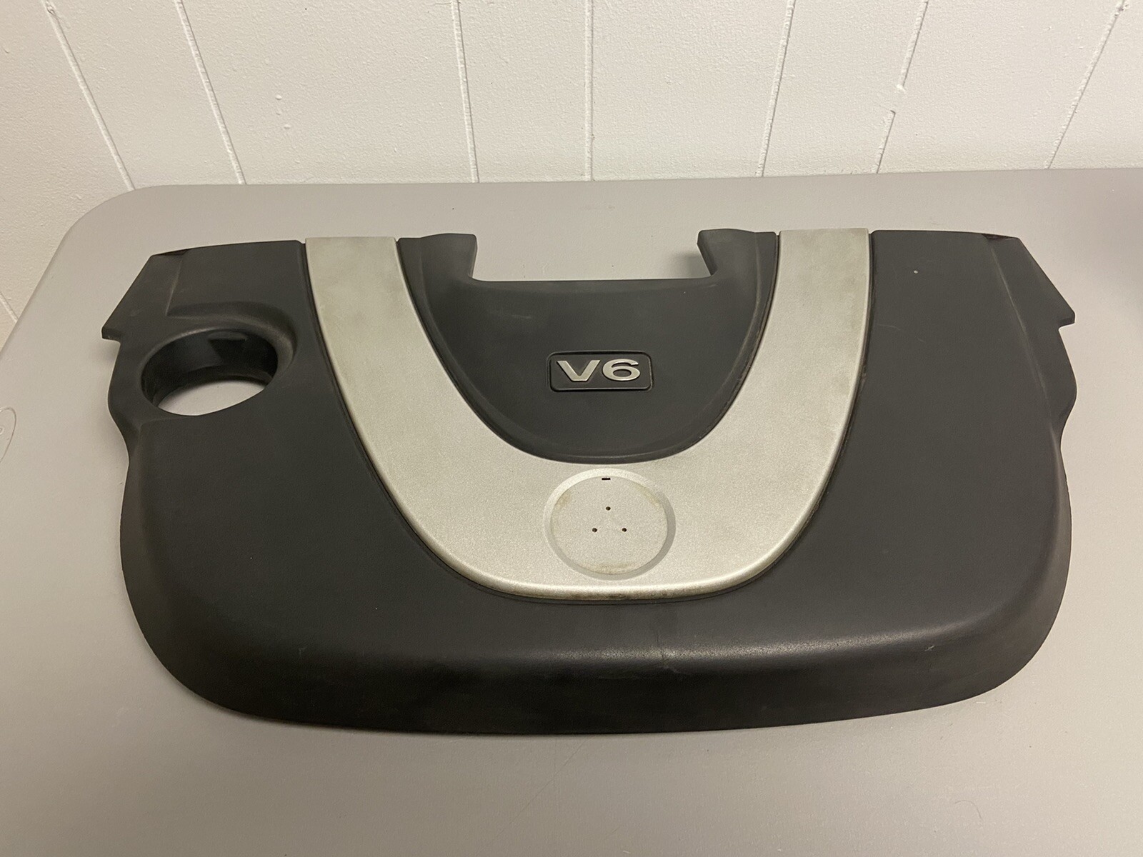 A 2006-2011 Mercedes Benz ML, R-Class Engine Cover Part 
