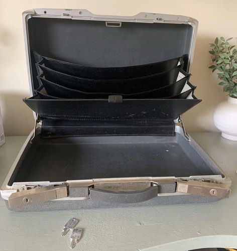 Royal Traveller  Samsonite HardShell Case Briefcase 2 keys Gray VTG