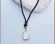 Anhänger aus natürlicher Barockperle mit handgefertigten, verstellbaren kette.