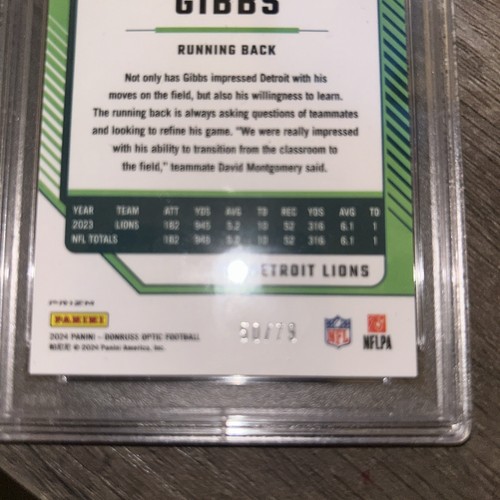 2024 Panini Donruss Optic Jahmyr Gibbs Orange Scope Prizm /50/79 PSA come nuovo 9 - Foto 3 di 3