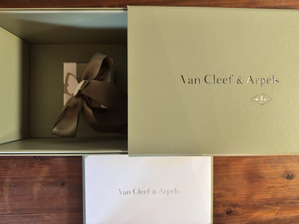 全新带盒 Van Cleef & Arpels Van Cleef & Arpels Alhambra 孔雀石吊坠项链 18k 黄金 — 第 3/4 张图片