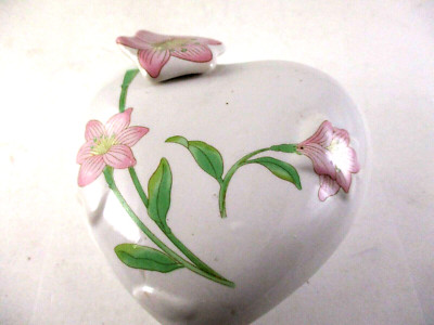 Heart Shaped Flower Ceramic Trinket Box Jewelry Vanity Ring Vintage