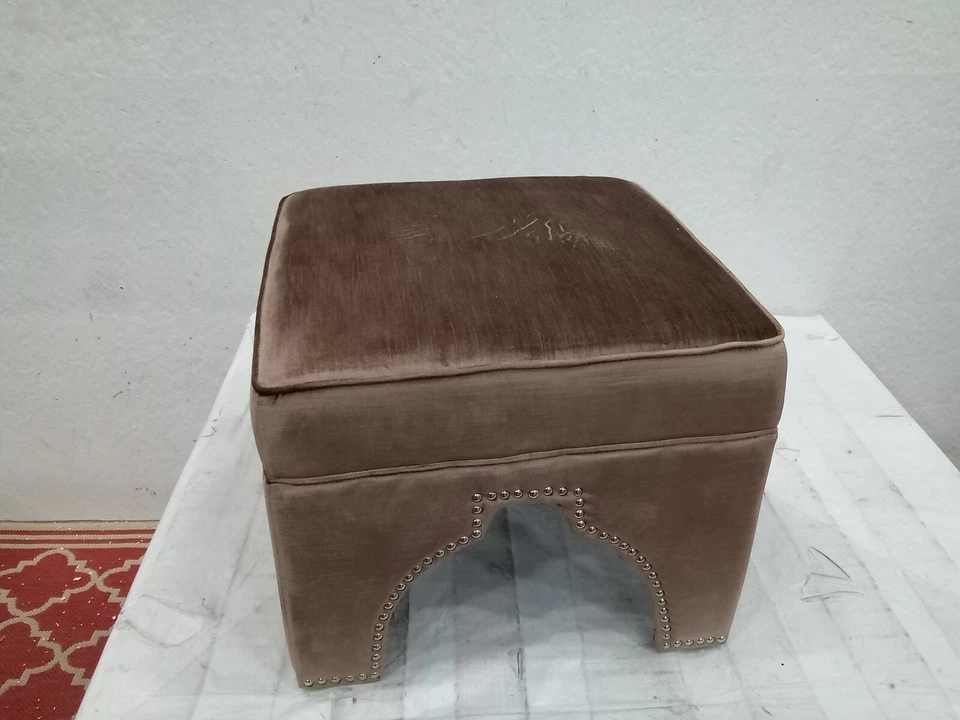 Cabezales de uñas Safavieh Grant otomanos plateados, precio reducido 2172712858 MCR4636F Foto 3 de 4