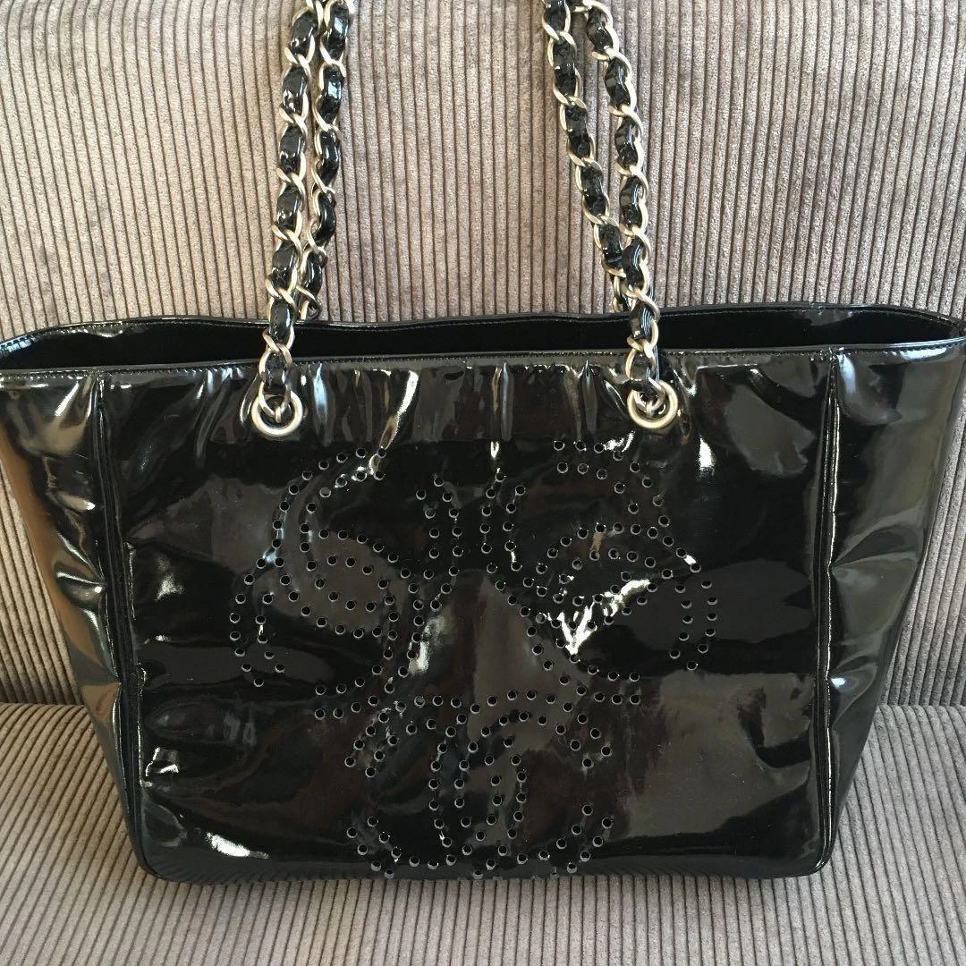 CHANEL トリプルココマーク エナメルレザー パンチング トートバッグ