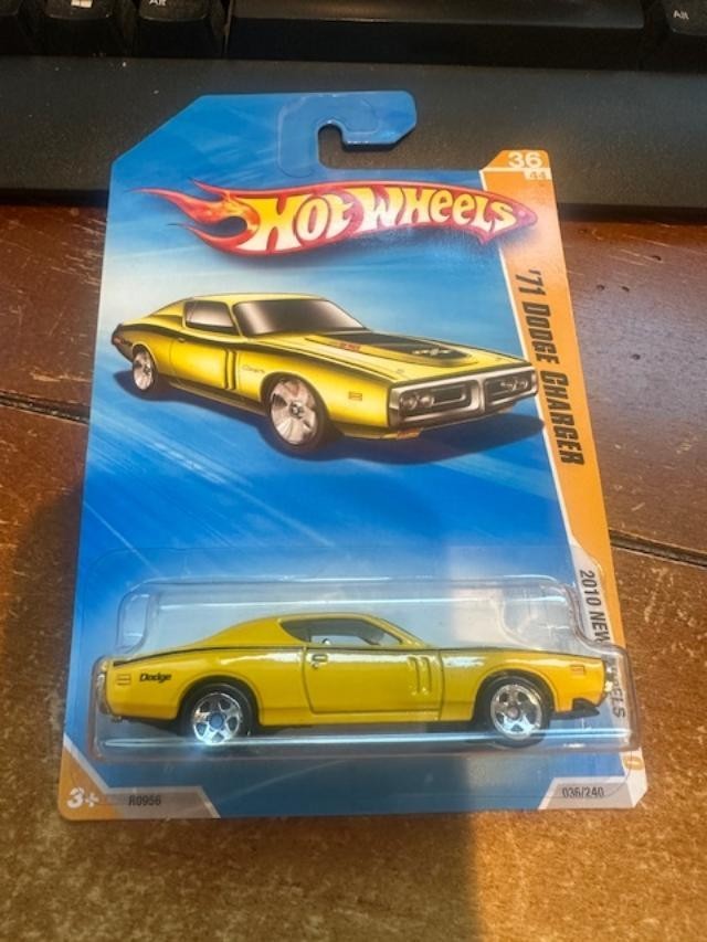 2010 Hot Wheels New Models '71 Dodge Charger #36 Yellow