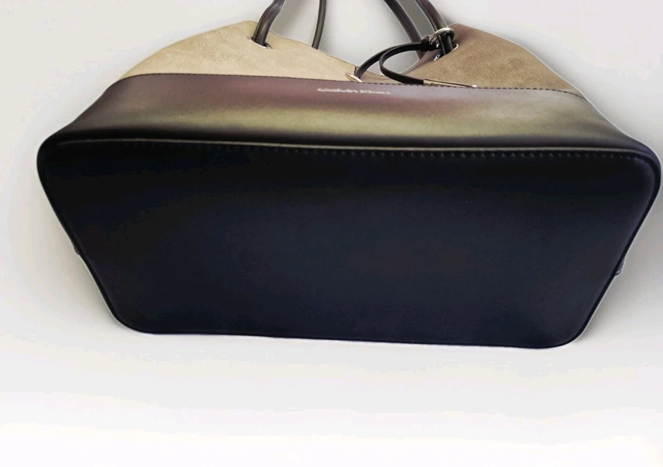 Calvin Klein双色手提包 — 第 4/4 张图片