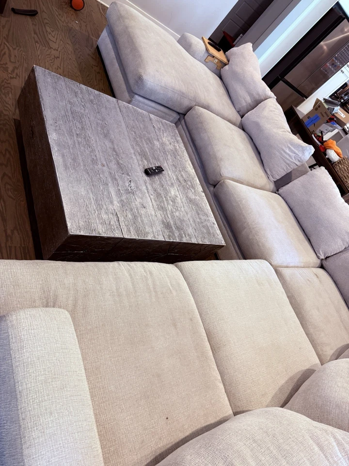 Sofá seccional beige extremadamente cómodo, grande y muy profundo Foto 2 de 4