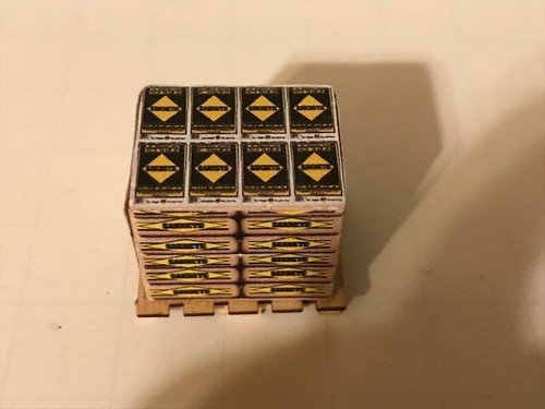 O gauge o scale pallet load of Sakrete sacks 1/48 yl - Picture 2 of 4