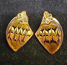 Vtg Made in USA pulled feather style enamel Stud Earrings goldtone- A9