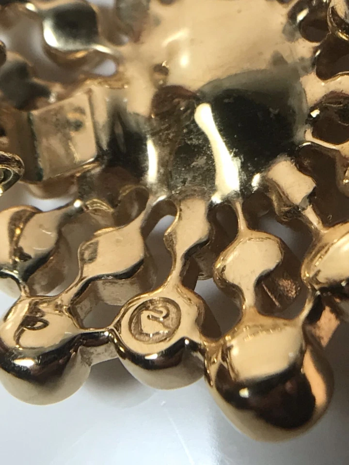 SWAROVSKI VINTAGE CLEAR CRYSTAL GOLDTONE FLOWER STARBURST CLIP EARRINGS (S123.5) - Image 3 of 4