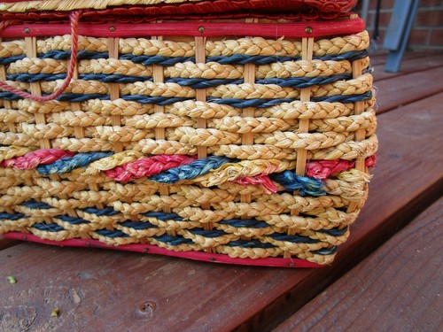 Vintage Nähkorb geflochten Stroh getuftet Satinfutter Holzsockel rot blau - Bild 5 von 9