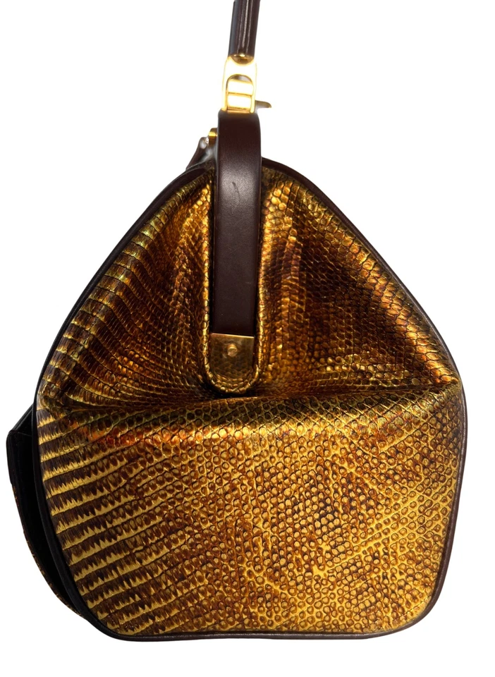 Bolsa de ombro/concha compartimento inferior couro dourado Judith Leiber - Imagem 3 de 4