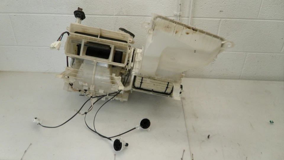 Conjunto de núcleo y estuche de evaporador de aire acondicionado Toyota Yaris 2007-2011 usado OEM Foto 4 de 4