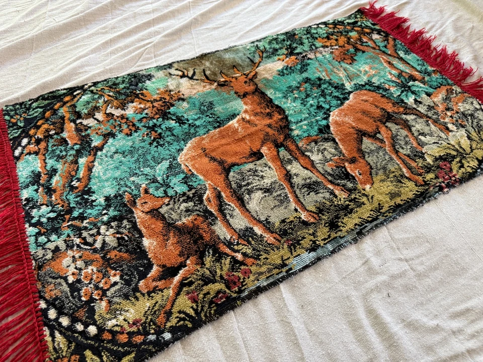 Vintage TAPIZ CIERVO 35"X21" Buck Doe en bosque con flecos rojos colgante de pared años 70 Foto 2 de 4