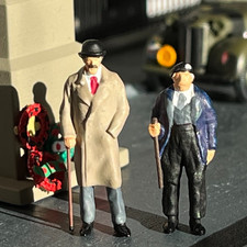 OO GAUGE EX-ARMY OFFICER & SOLDIER WAR VETERAN FIGURES HAND PAINTED - ROYAL TANK