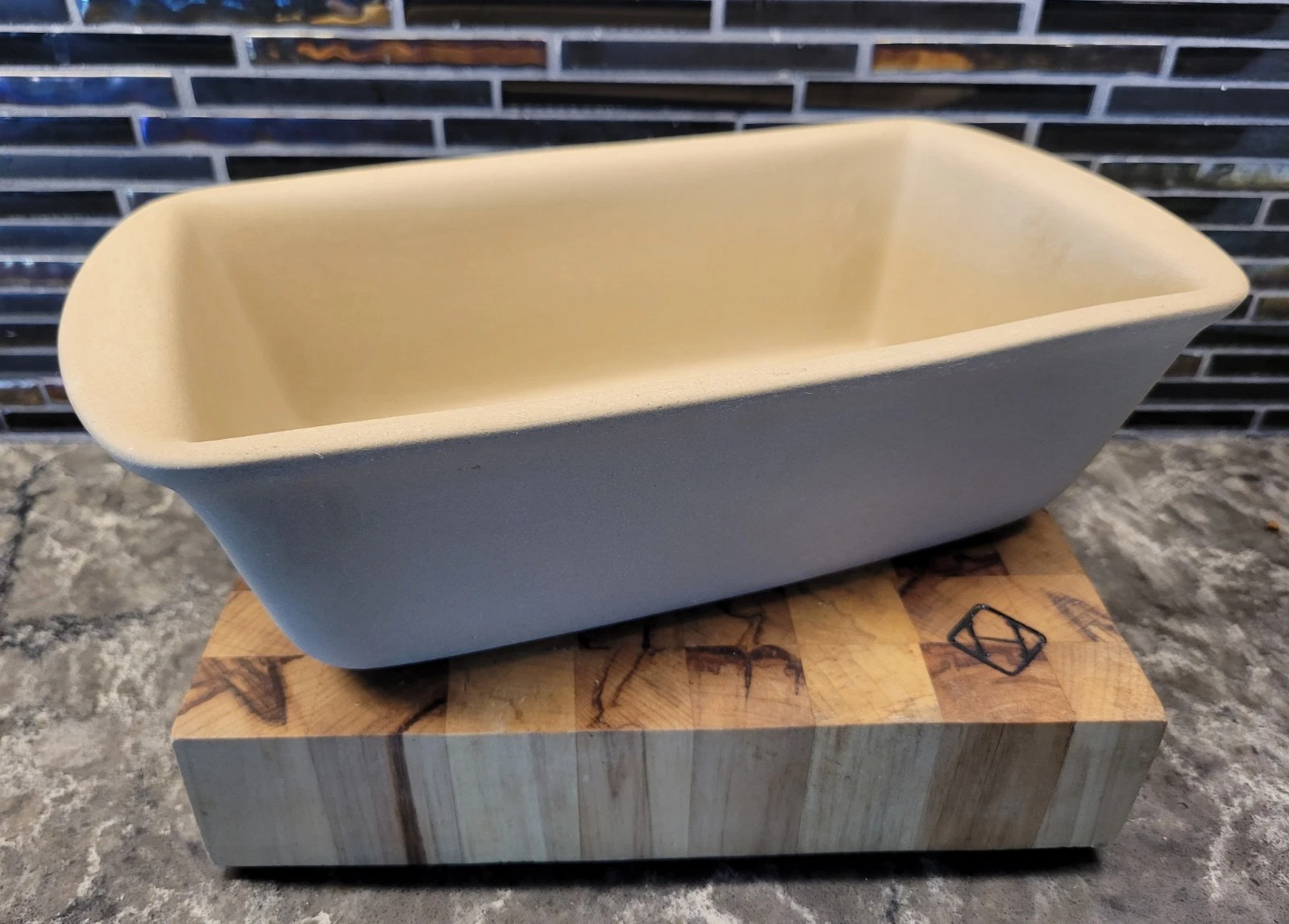 THE PAMPERED CHEF FAMILY HERITAGE STONEWARE 10"X 5.5" BREAD LOAF BAKING PAN 020