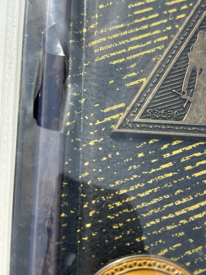 The Legend Of Zelda Triforce Metal Set de Regalo con Cuaderno, Bolígrafo, Alfileres, Llavero Foto 3 de 4