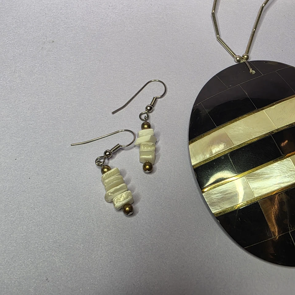 Conjunto de collar y pendientes de madreperla con cuentas con cáscara de coco Foto 3 de 4