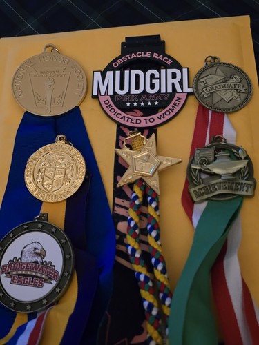Lote de 7 Medallas de Premio Sociedad Nacional de Honor Graduación Deportes MudGirl Obstáculo - Imagen 2 de 3
