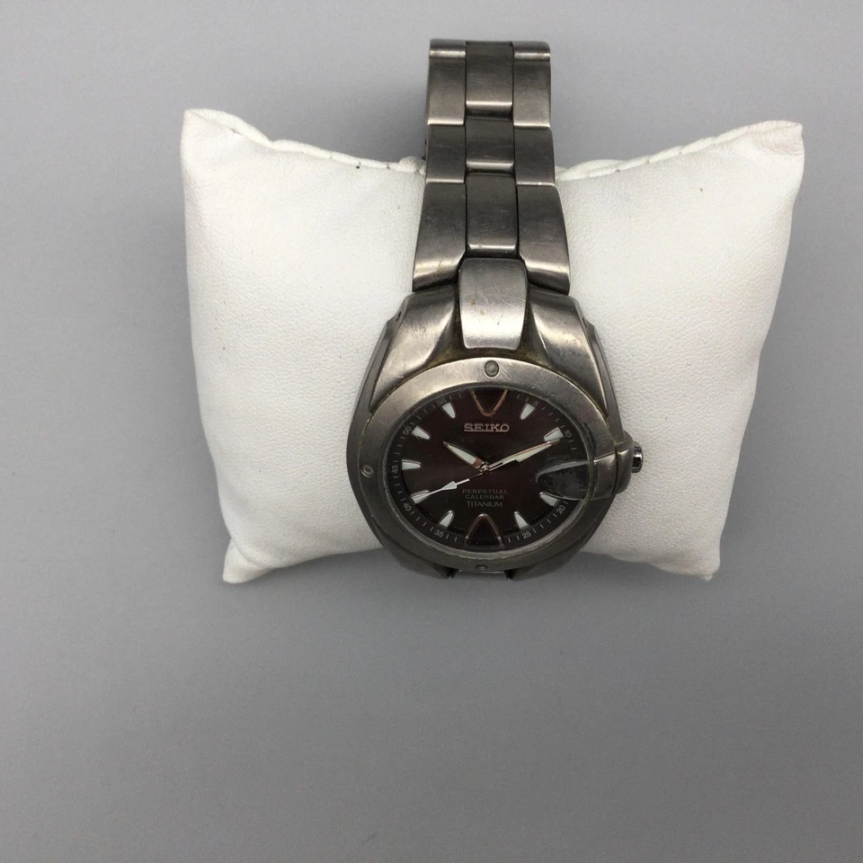 Reloj Seiko Calendario Perpetuo Titanio Hombre 39mm Tono Plata Batería Nueva 8.5" Foto 3 de 4