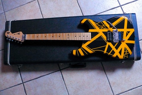 EVH Charvel "Bumblebee/VH2" guitar EDDIE VAN HALEN "EVH Art Series" - Foto 5 di 19