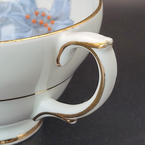 Vtg. Windsor Blue Lily gold gilt footed belly Teacup & Saucer Bone China England - Picture 9 of 17