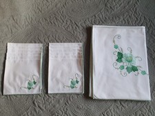 Nappe Brodée main Incrustations vertes et 12 serviettes assorties.