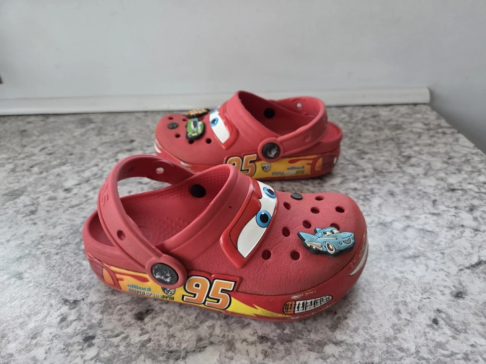 Disney Cars Lightning McQueen Crocs C11 Zapatos Infantiles Sandalias de Goma Rojas Foto 4 de 4