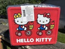 Bicicleta lonchera de metal Hello Kitty 2010 con manzanas en canasta roja Sanrio nueva con etiquetas