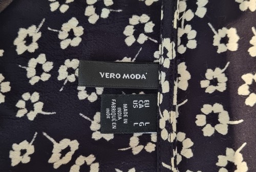 Dress. Vero Moda. Sz L. V neck Wrap style. Elastic to sleeve cuffs. - Picture 9 of 10