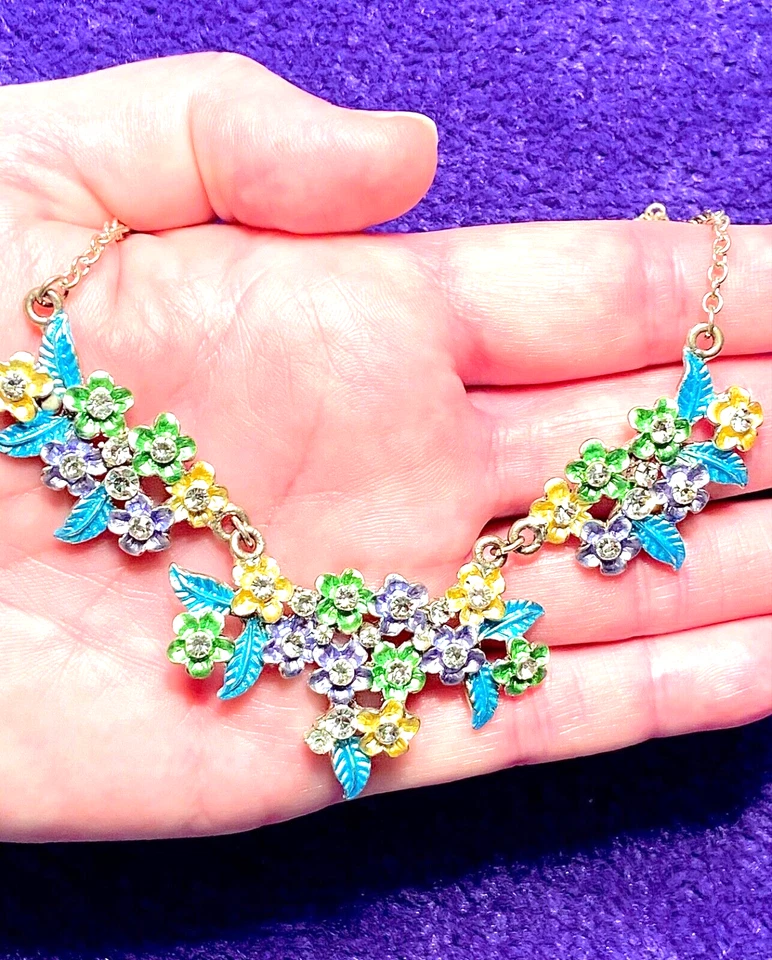 COLLAR SLV VINTAGE🇺🇸 MARCA 1928 METÁLICO PÚRPURA+AZUL+VERDE+FLORES AMARILLAS+CRISTAL Foto 2 de 4