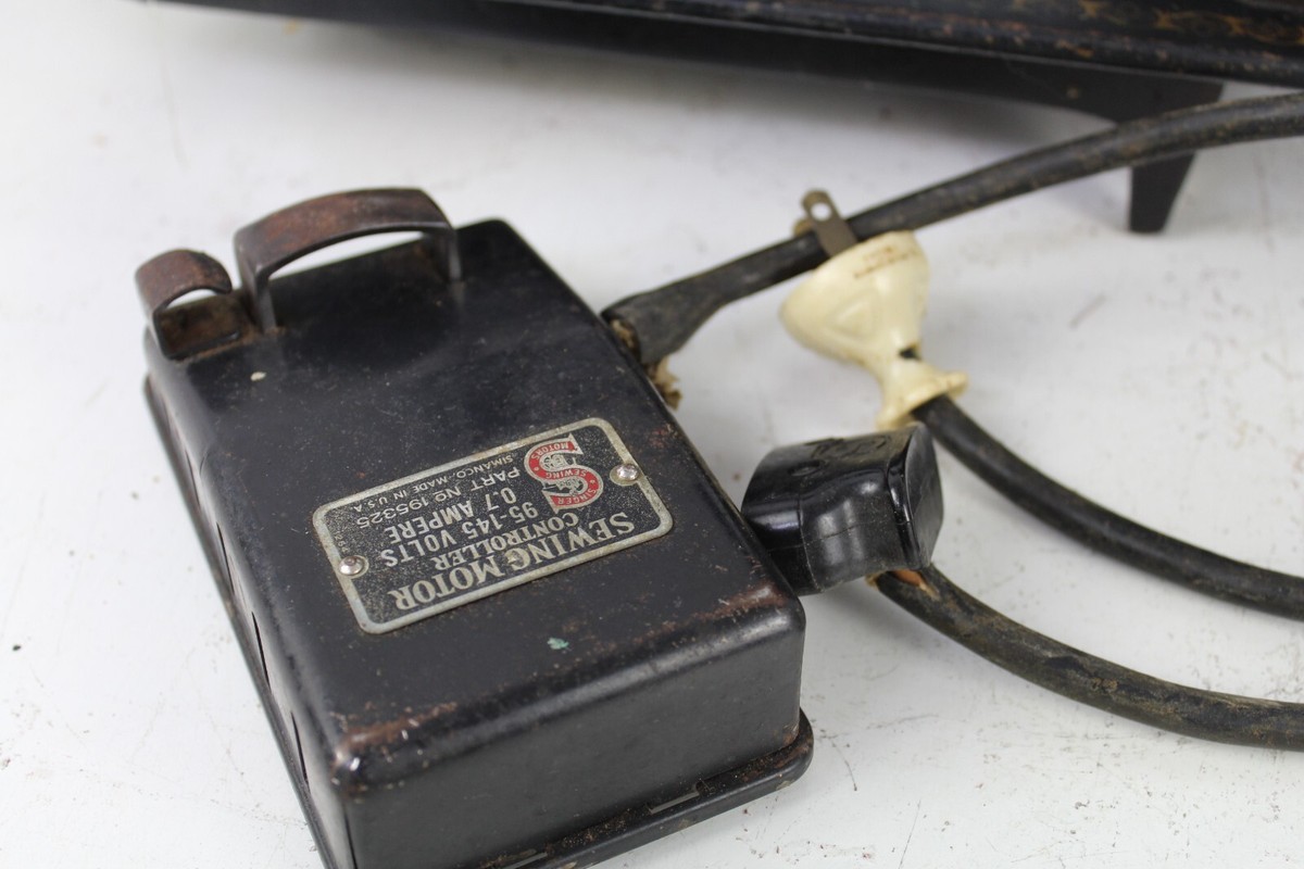 Vintage 1942 Singer Sewing Machine Model 15 AG Series 377302