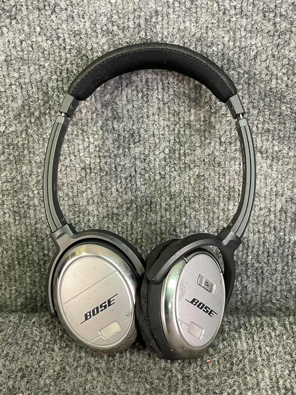 Bose Quiet Comfort 3 Over-The-Ear Acoustic Noise Cancelling Headphone In Black-image