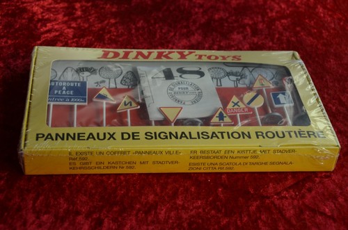 Boîte De 8 Panneaux De Signalisation Norev - Échelle 1:43, État Neuf