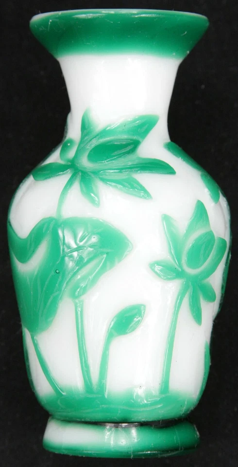 Antigua República China Qing Per. Jarrón de flores blanco verde de vidrio de Pekín Foto 3 de 4