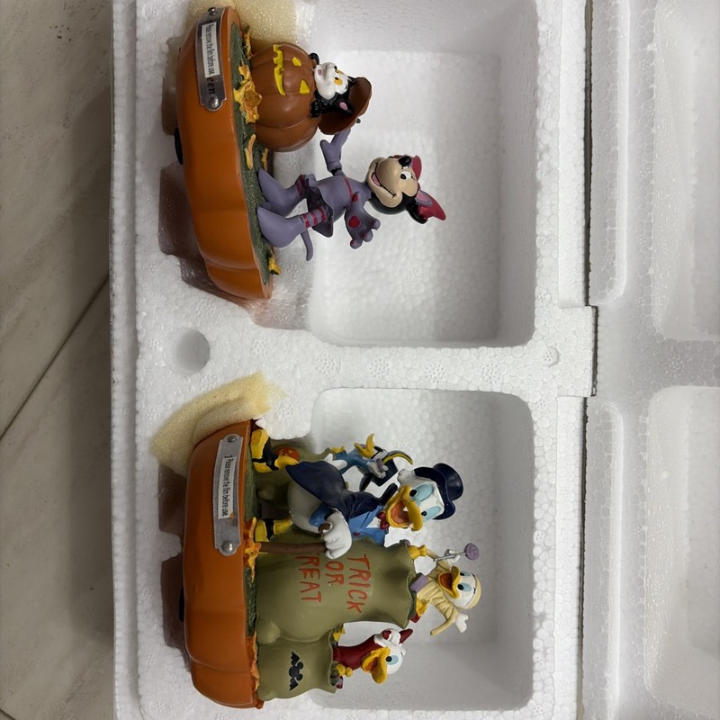 Disney Spooktacular Collection Rich in Candy Halloween Happy Meow-lloween