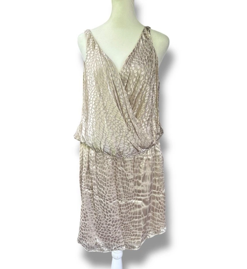 Nuevo Mini Vestido Haute Hippie Caimán Jacquard Imitación Envolvente Sin Mangas en Buff Foto 2 de 4