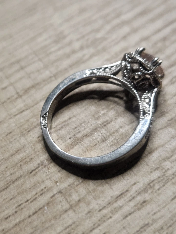 Anillo de compromiso de morganita de diamantes rosados con halo de oro blanco de 18 quilates Foto 2 de 3