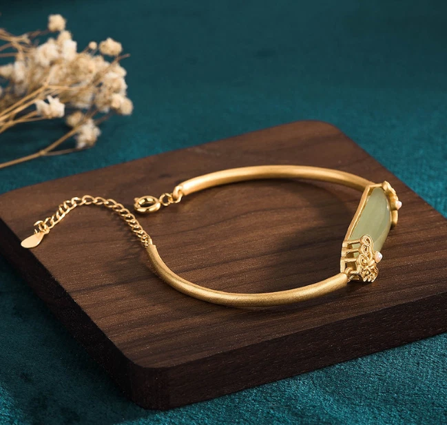 Brazalete de jade verde brazalete de jade chapado en oro de 18 quilates cadena delicadas piedras preciosas Foto 4 de 4