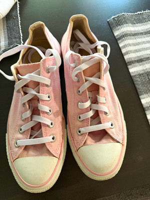 Womens US 10 Pink/White Converse Low Top Lace-Up Sneakers