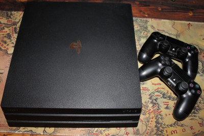PlayStation 4 Pro (1TB) | 2 Controller | Top-Zustand