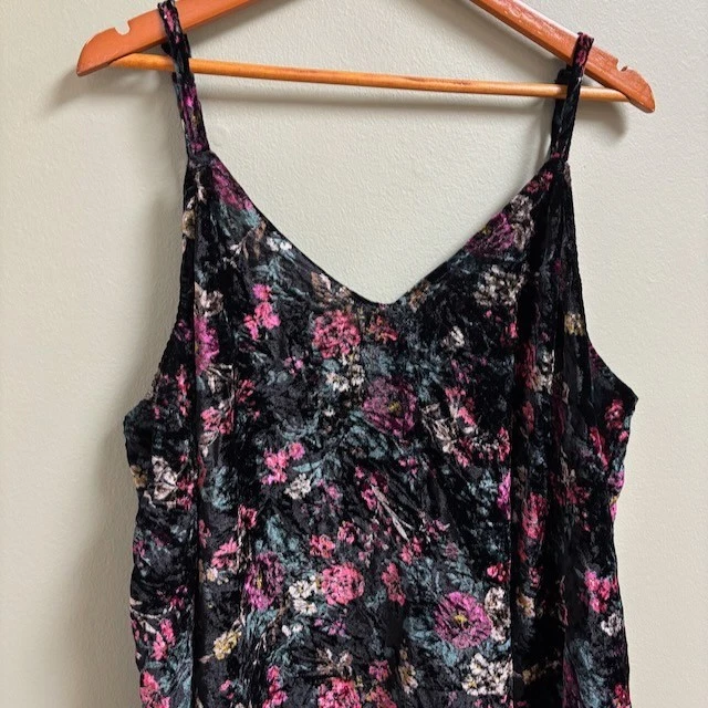 Camiseta sin mangas Torrid de terciopelo floral para mujer talla 3 caprichosa hada grunge oscura romántica Foto 2 de 4