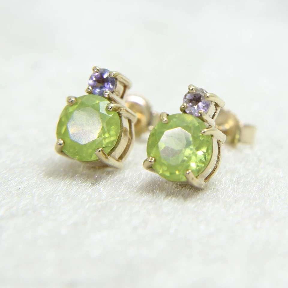 Preciosos aretes de peridoto y tanzanita de oro amarillo de 9 quilates Foto 3 de 4