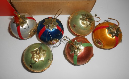 Vintage 2" Decorated Satin Balls 6 Unbreakable Ornaments Montgomery Ward - Picture 5 of 5