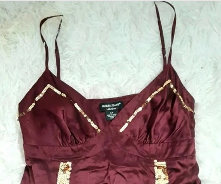 Camiseta sin mangas Guess 100 % seda correa de espagueti cuello en V lentejuelas doradas ribete pequeña Foto 3 de 4