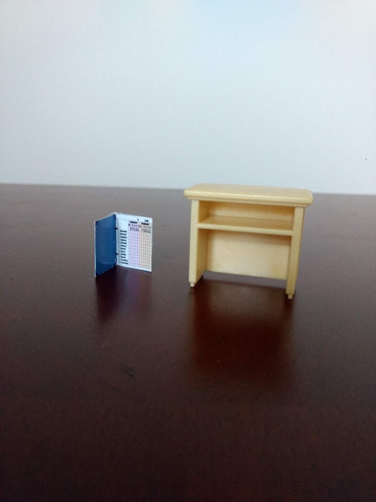 Calico Critters Sylvanian Berry Grove School Teacher Stand w/Attendance